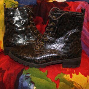 🎉HP🎉White Mountain Faux Snakeskin Army Boots